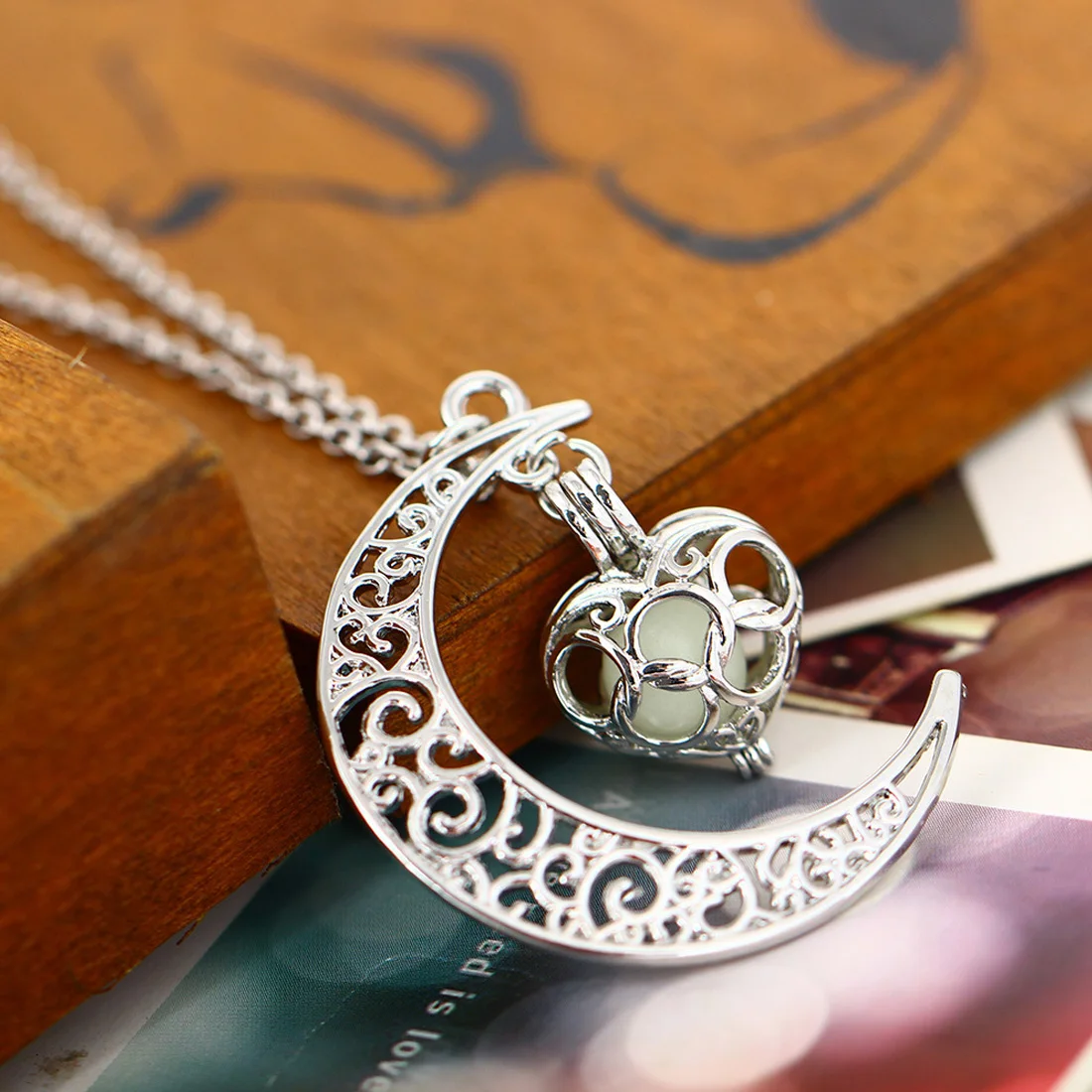 Necklace Halloween cool colorful Starry Moon Time Luminous Necklace Luminous Love Pendant Accessories Female
Necklace Halloween cool colorful Starry Moon Time Luminous Necklace Luminous Love Pendant Accessories Female