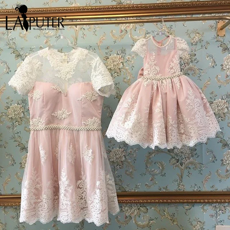 Real Picture O-neck A-line Knee Length Short Sleeves Lace Appliques Mother and Daughter Pink Evening Tulle Prom Dresses 2017
Real Picture O-neck A-line Knee Length Short Sleeves Lace Appliques Mother and Daughter Pink Evening Tulle Prom Dresses 2017