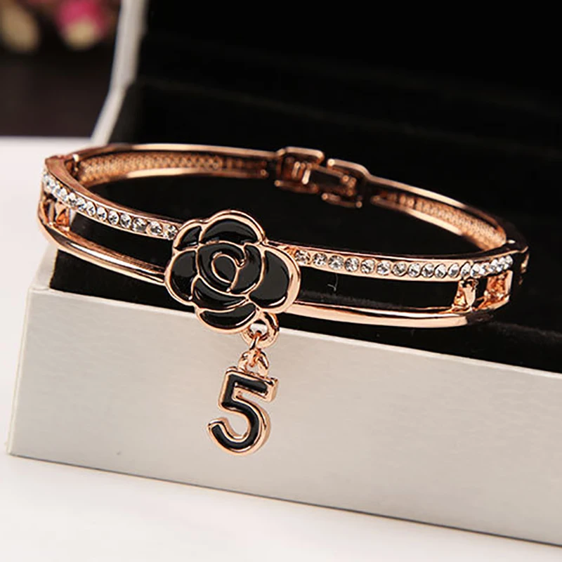 Brand Black Enamel Camellia Bangles for Women Luxury Fashion Crystal Letter 5 Bangle Bracelet Wedding Jewelry pulseira Z093
Brand Black Enamel Camellia Bangles for Women Luxury Fashion Crystal Letter 5 Bangle Bracelet Wedding Jewelry pulseira Z093