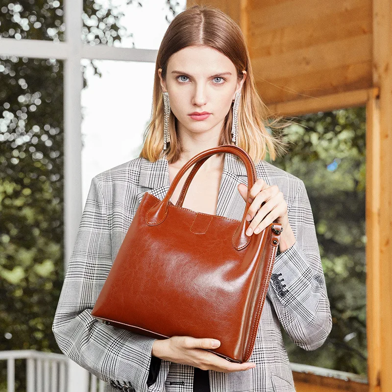 Real leather tote bag, European and American fashion new real leather one-shoulder slung hand-carried bag
Real leather tote bag, European and American fashion new real leather one-shoulder slung hand-carried bag