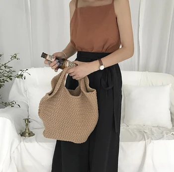 Hong Kong flavor retro chic style spring new Korean version weave hole digging KNITTED PURE COLOR young handbag lady tide
Hong Kong flavor retro chic style spring new Korean version weave hole digging KNITTED PURE COLOR young handbag lady tide
