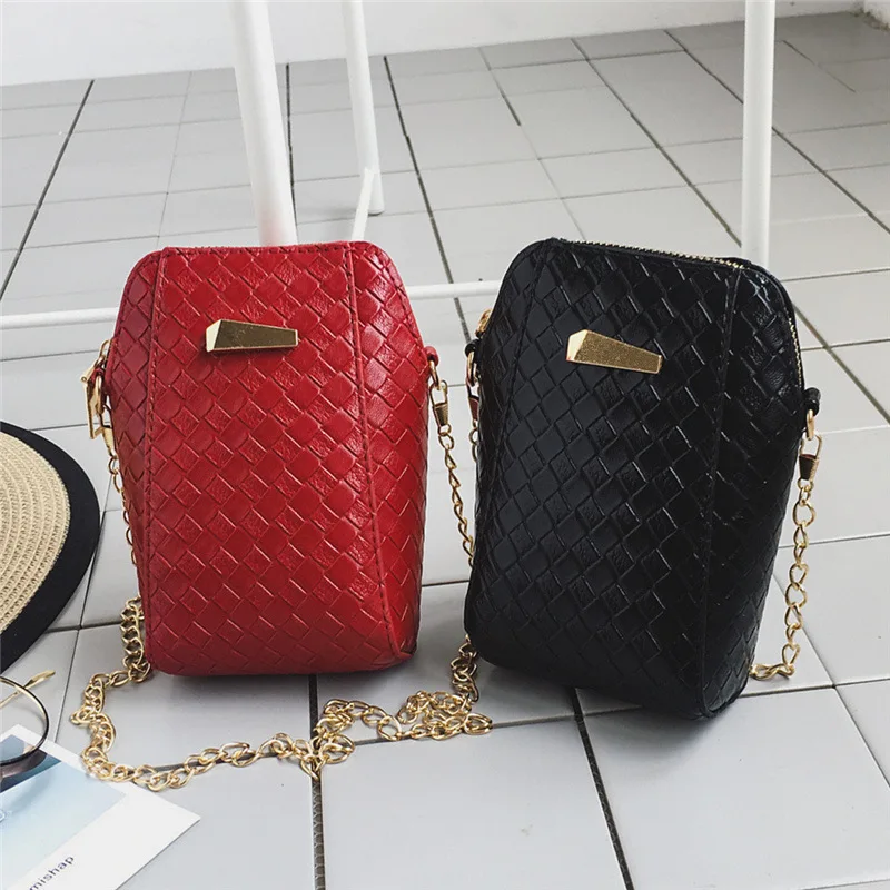 Manufacturers wholesale new Korean version 2018 woven mobile phone mini oblique cross chain bag fashion joker shoulder bag
Manufacturers wholesale new Korean version 2018 woven mobile phone mini oblique cross chain bag fashion joker shoulder bag