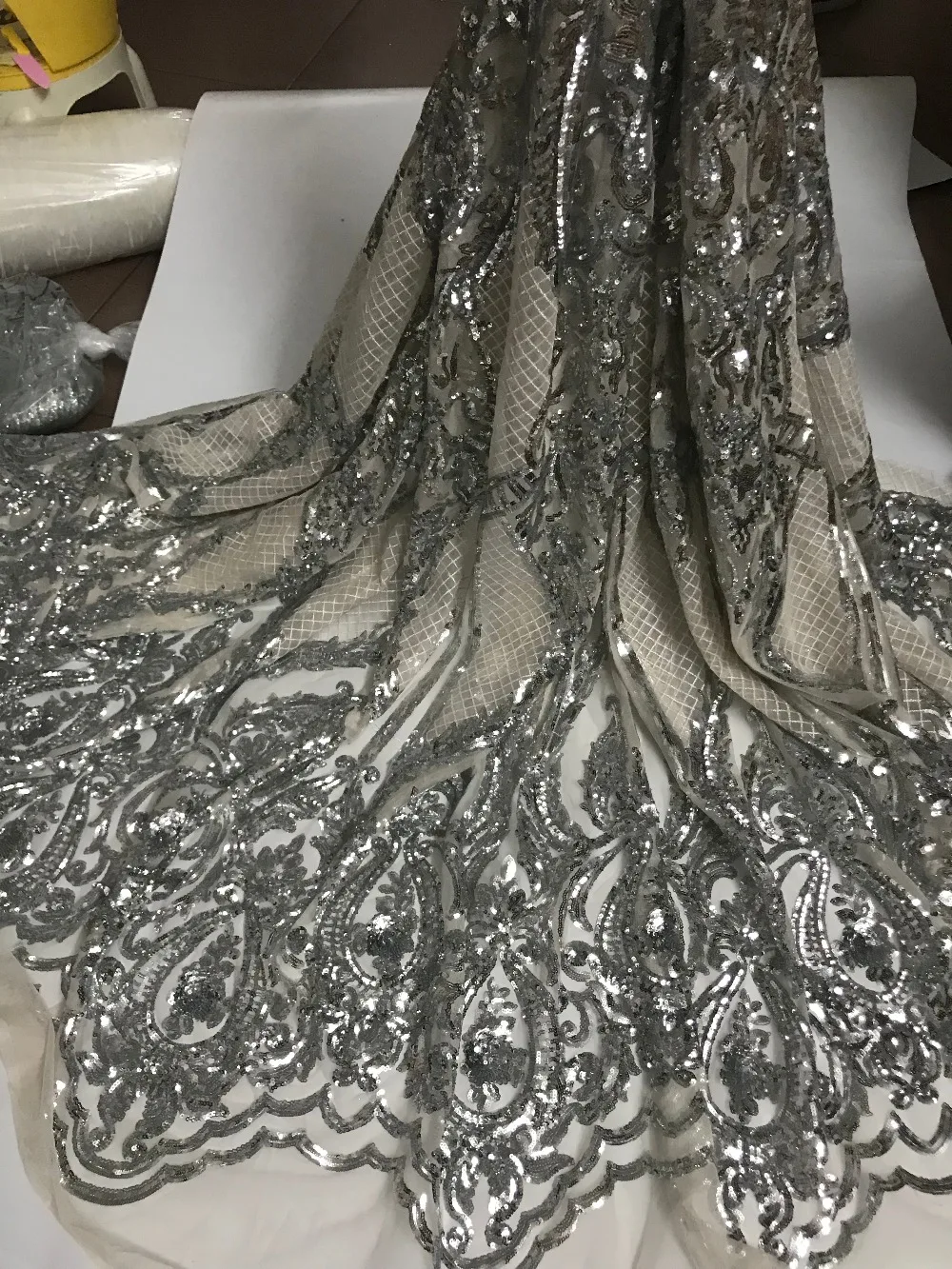 hot sale S-10147 embroidery mesh fabric nigerian tulle lace fabric with sequins French Net Lace Fabric
hot sale S-10147 embroidery mesh fabric nigerian tulle lace fabric with sequins French Net Lace Fabric
