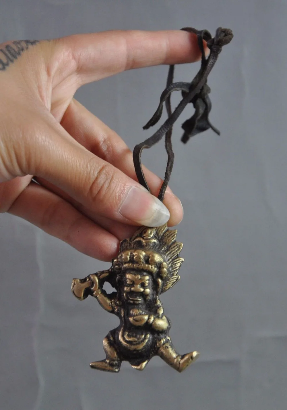 christmas old tibetan Cowhide belt bronze Gonpo Mahakala buddha god statue amulet Pendant halloween
christmas old tibetan Cowhide belt bronze Gonpo Mahakala buddha god statue amulet Pendant halloween