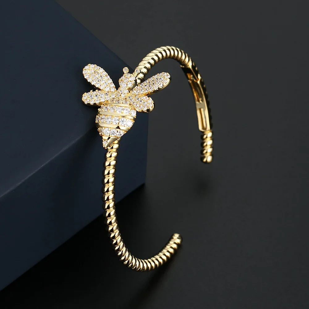 UMGODLY Luxury Brand Bee Bangle Full Cubic Zircon Stones Gold Color Lucky Charms Bracelet Women Fashion Jewelry Gift
UMGODLY Luxury Brand Bee Bangle Full Cubic Zircon Stones Gold Color Lucky Charms Bracelet Women Fashion Jewelry Gift