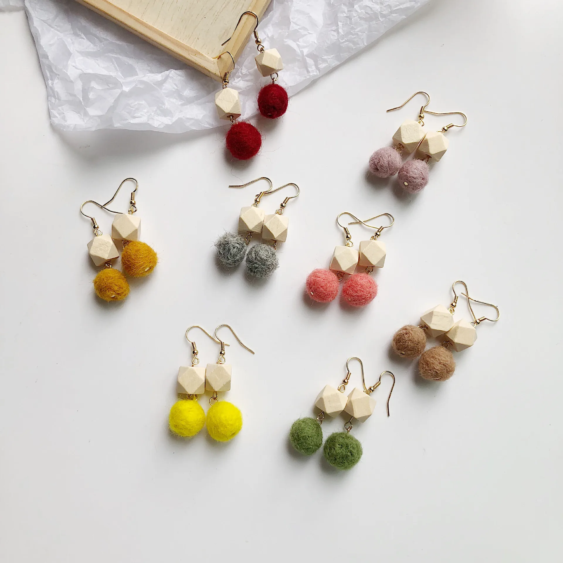 Aretes de mujer modernos 2018 new brand design stitching multicolor earrings generous minimalist Korean earrings for women.
Aretes de mujer modernos 2018 new brand design stitching multicolor earrings generous minimalist Korean earrings for women.