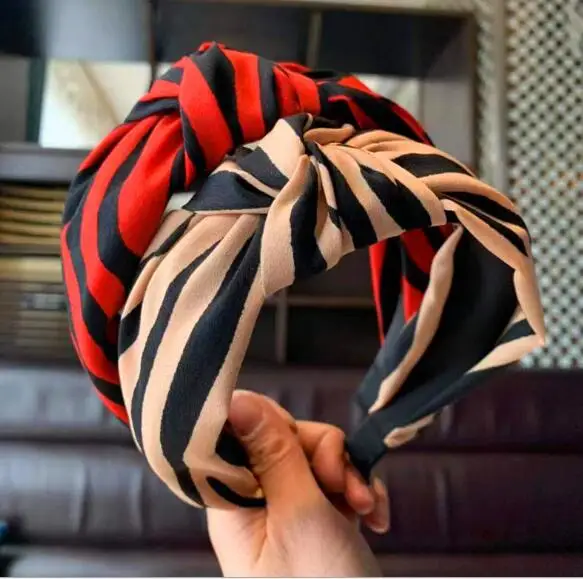 New Fashion hair accessories women's fabric stripes knotted wide-brimmed headband sweet Wild headband Girl's hair band headwear
New Fashion hair accessories women's fabric stripes knotted wide-brimmed headband sweet Wild headband Girl's hair band headwear