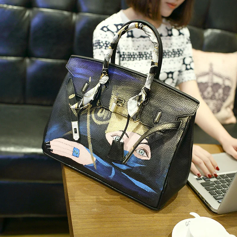 20169 Lucky Goddess Original hand-painted graffiti package Personality spoof Graffiti Platinum Package 35CM lock large handbag
20169 Lucky Goddess Original hand-painted graffiti package Personality spoof Graffiti Platinum Package 35CM lock large handbag