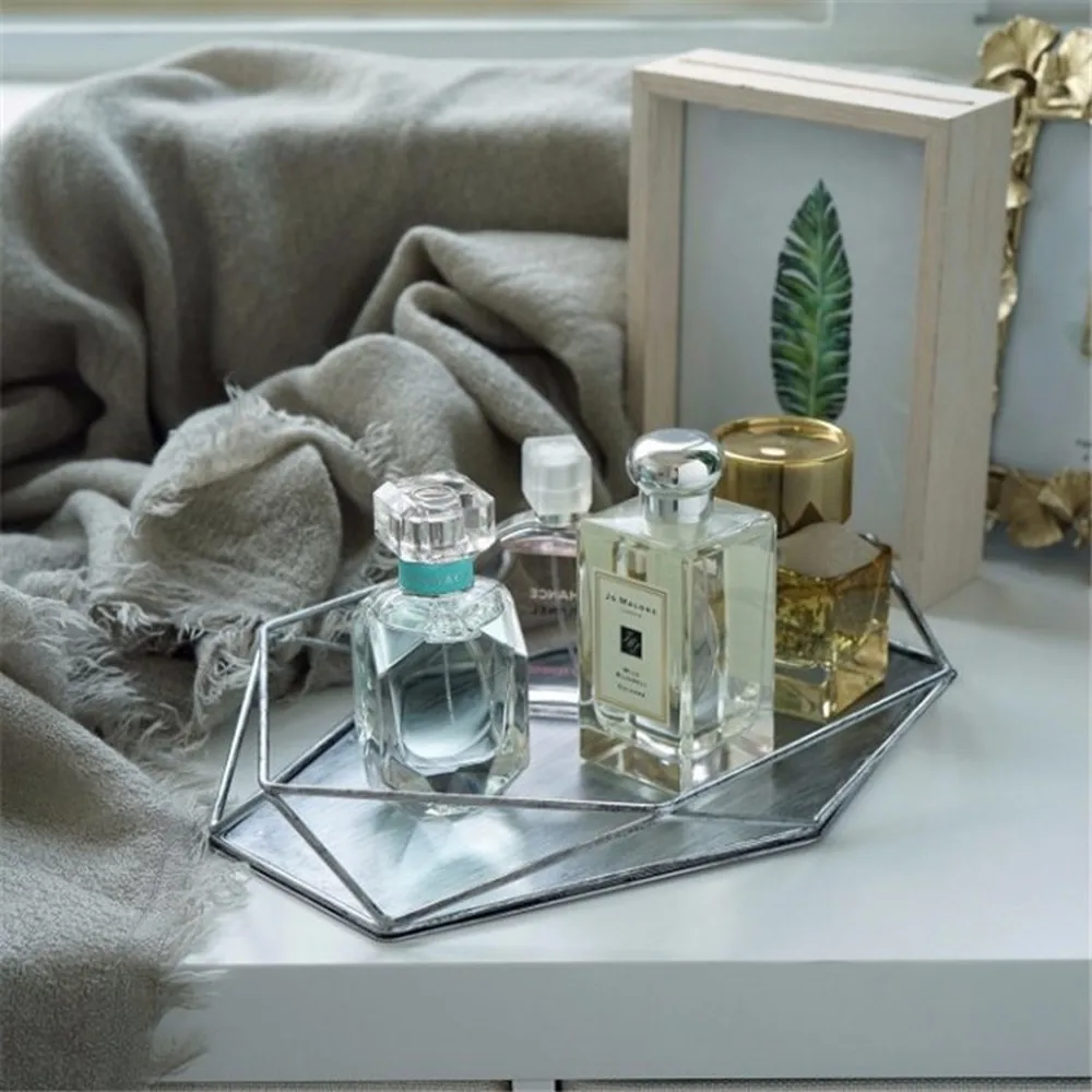 Nordic Style Ins Vintage Gold Jewelry Plate Old Silver Jewelry Display Stand Desktop Simple Decoration Storage Tray Organizer
Nordic Style Ins Vintage Gold Jewelry Plate Old Silver Jewelry Display Stand Desktop Simple Decoration Storage Tray Organizer