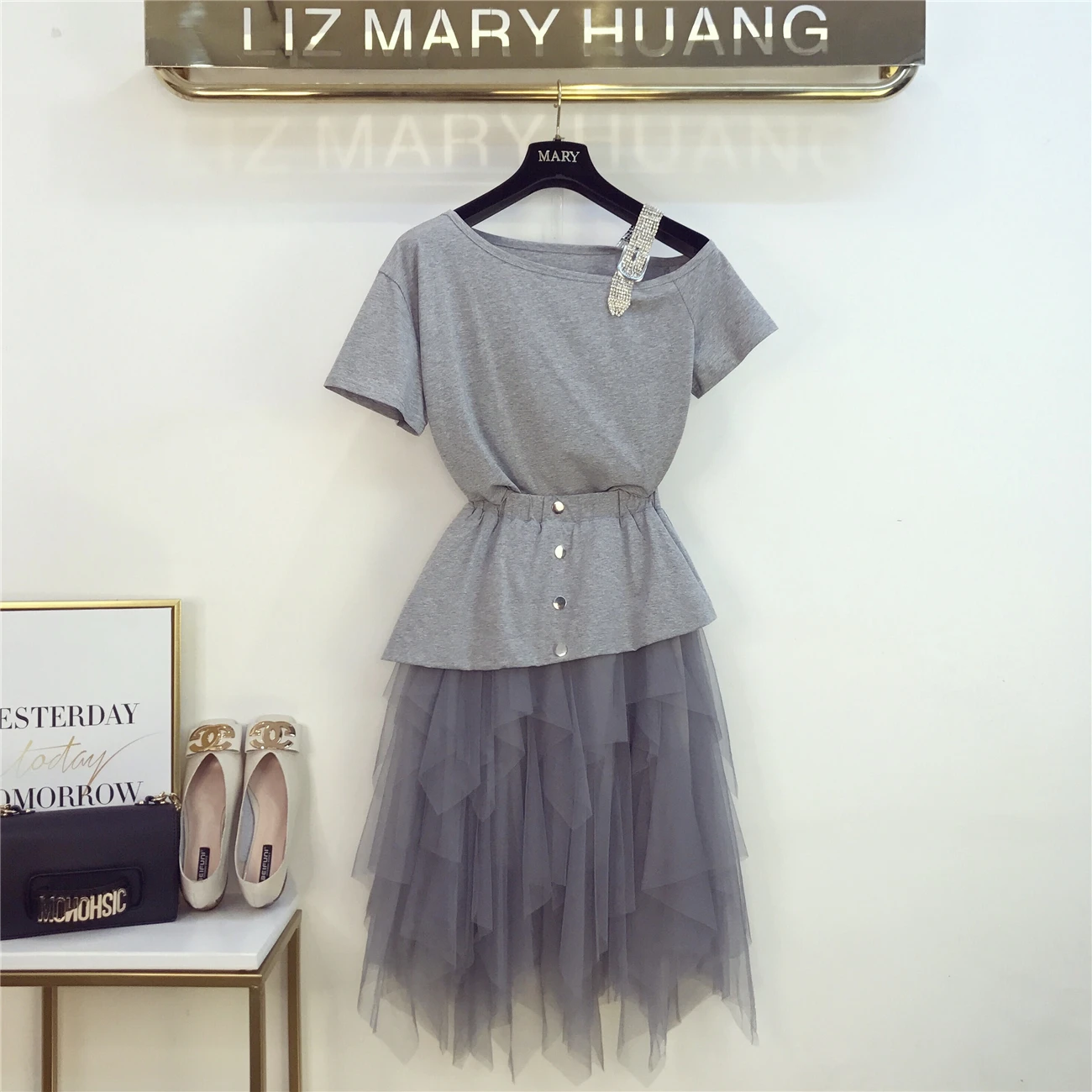 Summer Dress Lady 2019 New Fashion Drill-in Short T-shirt with Short Shoulders + Irregular Mesh Skirt Two-piece Women's Suit
Summer Dress Lady 2019 New Fashion Drill-in Short T-shirt with Short Shoulders + Irregular Mesh Skirt Two-piece Women's Suit