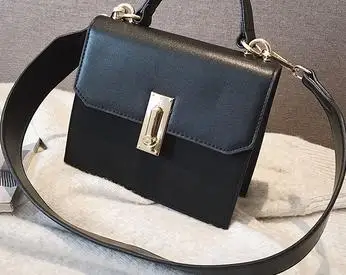 2018 new Korean version of the wild Messenger shoulder portable texture small fragrance fashion small square bag.
2018 new Korean version of the wild Messenger shoulder portable texture small fragrance fashion small square bag.