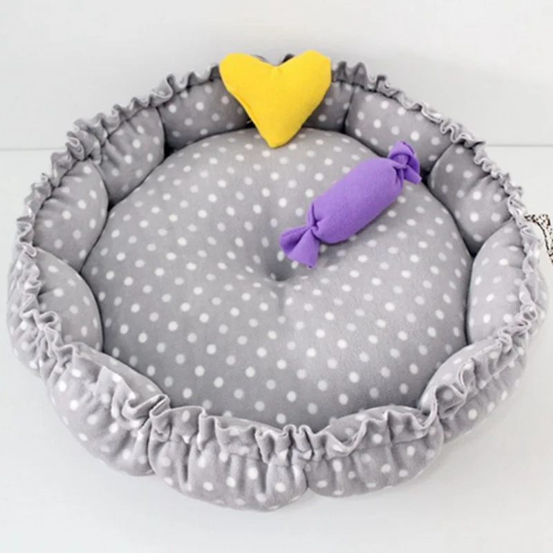 The kennel comes with a cute plush mat a warm winter small and medium-sized pet dog and a removable mattress
The kennel comes with a cute plush mat a warm winter small and medium-sized pet dog and a removable mattress