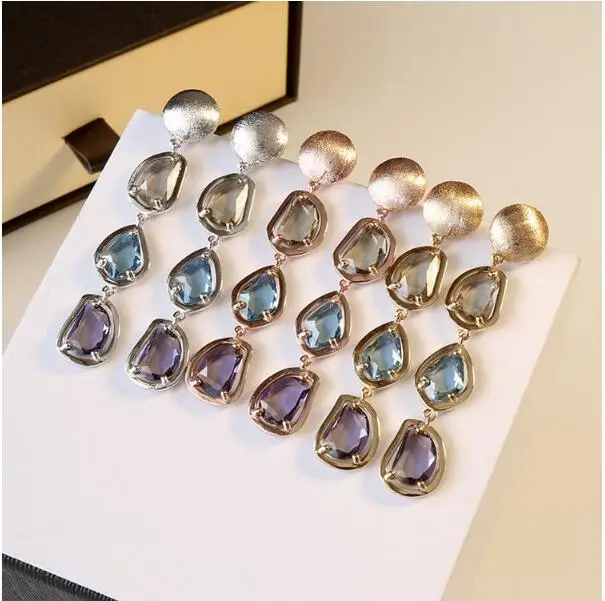 High quality color crystal earrings with a retro drop - shaped ear nail with an elegant wedding/engagement/birthday present
High quality color crystal earrings with a retro drop - shaped ear nail with an elegant wedding/engagement/birthday present