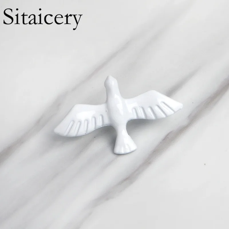 Sitaicery Chinese Fashion Jewelry Hot Retro Simple White Pigeon Brooch, Exquisite Little Animal Collar, Male And Female Jewelry
Sitaicery Chinese Fashion Jewelry Hot Retro Simple White Pigeon Brooch, Exquisite Little Animal Collar, Male And Female Jewelry