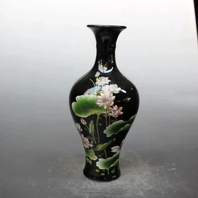 Jingdezhen porcelain black glaze painted lotus bottle antique household decoration ornaments
Jingdezhen porcelain black glaze painted lotus bottle antique household decoration ornaments