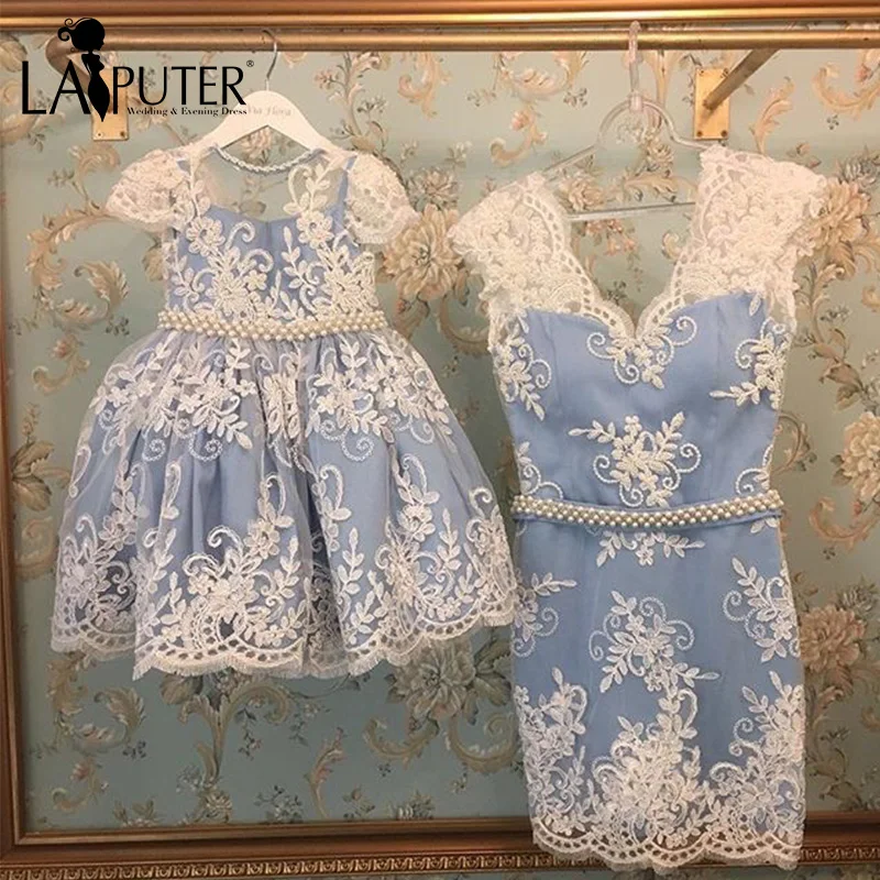Latest Design Lace Appliques V-neck Sheath Pearls Sash Dusty Blue Mother and Daughter Evening Prom Dresses
Latest Design Lace Appliques V-neck Sheath Pearls Sash Dusty Blue Mother and Daughter Evening Prom Dresses
