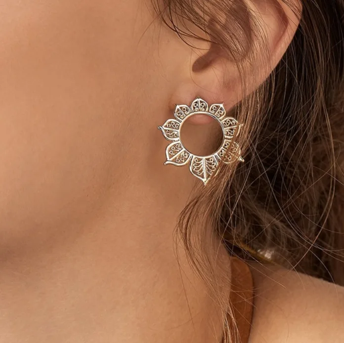 JCYMONG 2019 Vintage Metal Sun Flower Stud Earrings For Women Fashion Silver Gold Black Color Round Geometric Earrings Jewelry
JCYMONG 2019 Vintage Metal Sun Flower Stud Earrings For Women Fashion Silver Gold Black Color Round Geometric Earrings Jewelry
