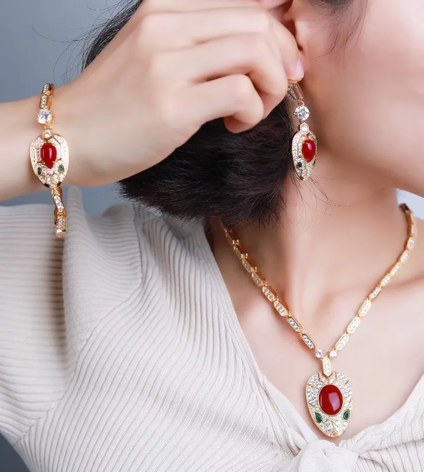 High quality cubic Zircon WHITE/RED/GREEN-COLOR stone pendant necklaces earrings rings BRACELETS natural stone FULL jewelry sets
High quality cubic Zircon WHITE/RED/GREEN-COLOR stone pendant necklaces earrings rings BRACELETS natural stone FULL jewelry sets