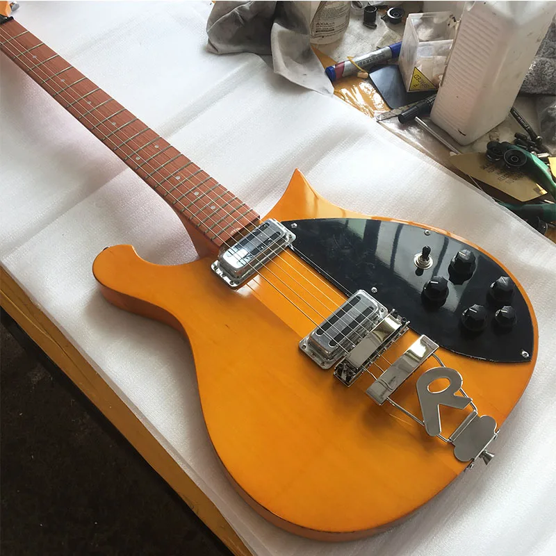 High - quality factory custom-made light yellow Ricken 660 electric guitar, mahogany fingerboard and neck painted with varni
High - quality factory custom-made light yellow Ricken 660 electric guitar, mahogany fingerboard and neck painted with varni