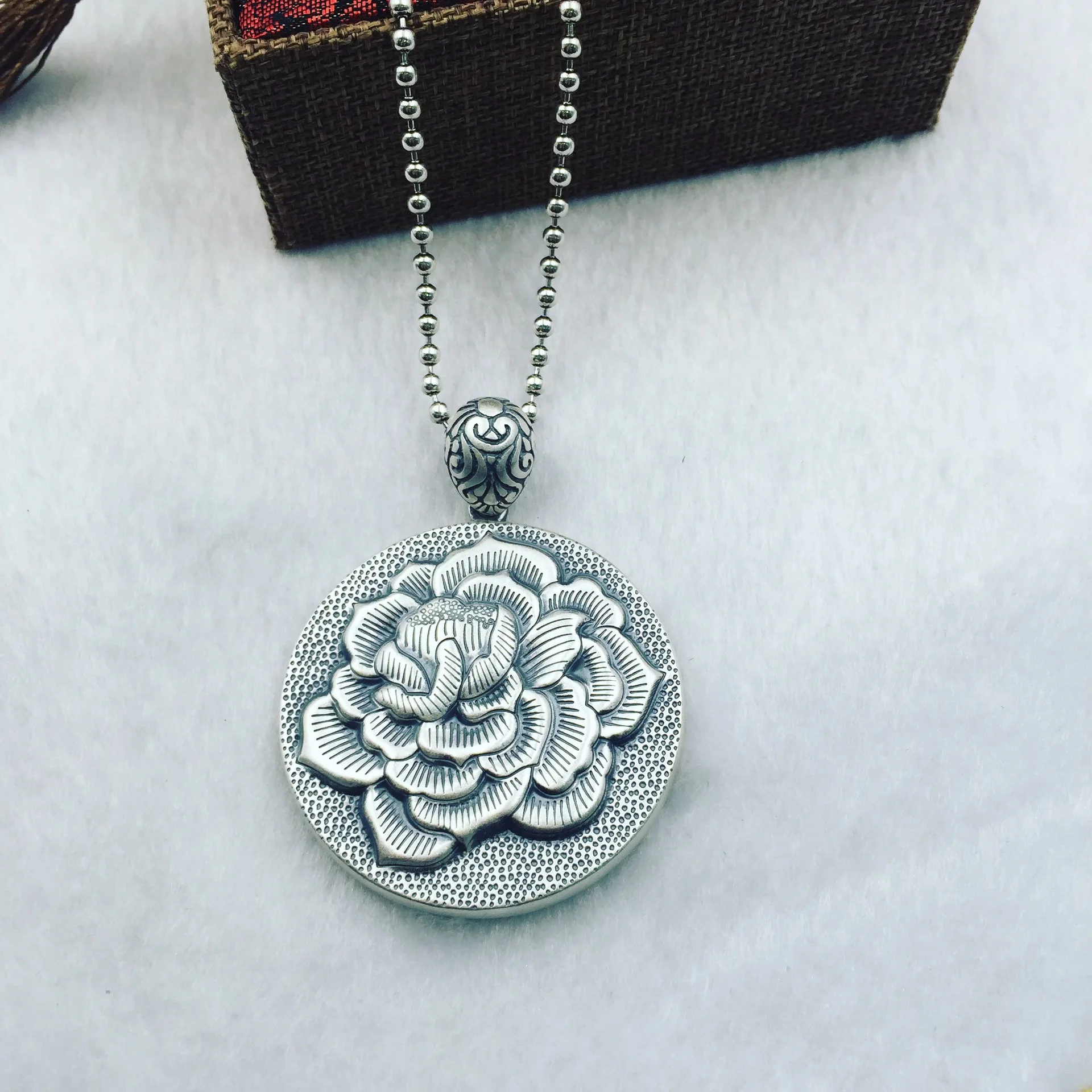 The ancient Thai S990 foot big peony card intime Silver Round Silver Pendant Pendant Chain sweater factory direct
The ancient Thai S990 foot big peony card intime Silver Round Silver Pendant Pendant Chain sweater factory direct
