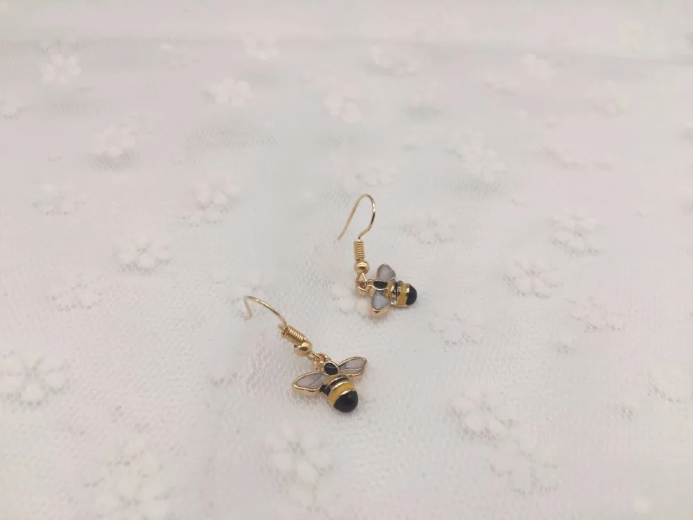 1pcs high quality 2017 fashion cute simple and tiny bee yellow and blac earring best gift for girlfriend woman and animal lover
1pcs high quality 2017 fashion cute simple and tiny bee yellow and blac earring best gift for girlfriend woman and animal lover