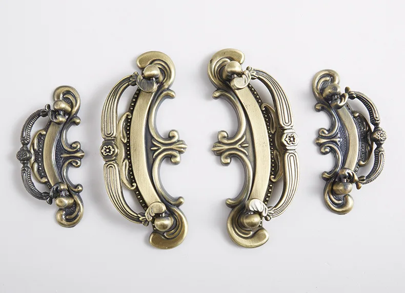 In 2017, the new antique silver pull cabinet door double hole handle European drawer pull hand zinc alloy ancient silver antique
In 2017, the new antique silver pull cabinet door double hole handle European drawer pull hand zinc alloy ancient silver antique