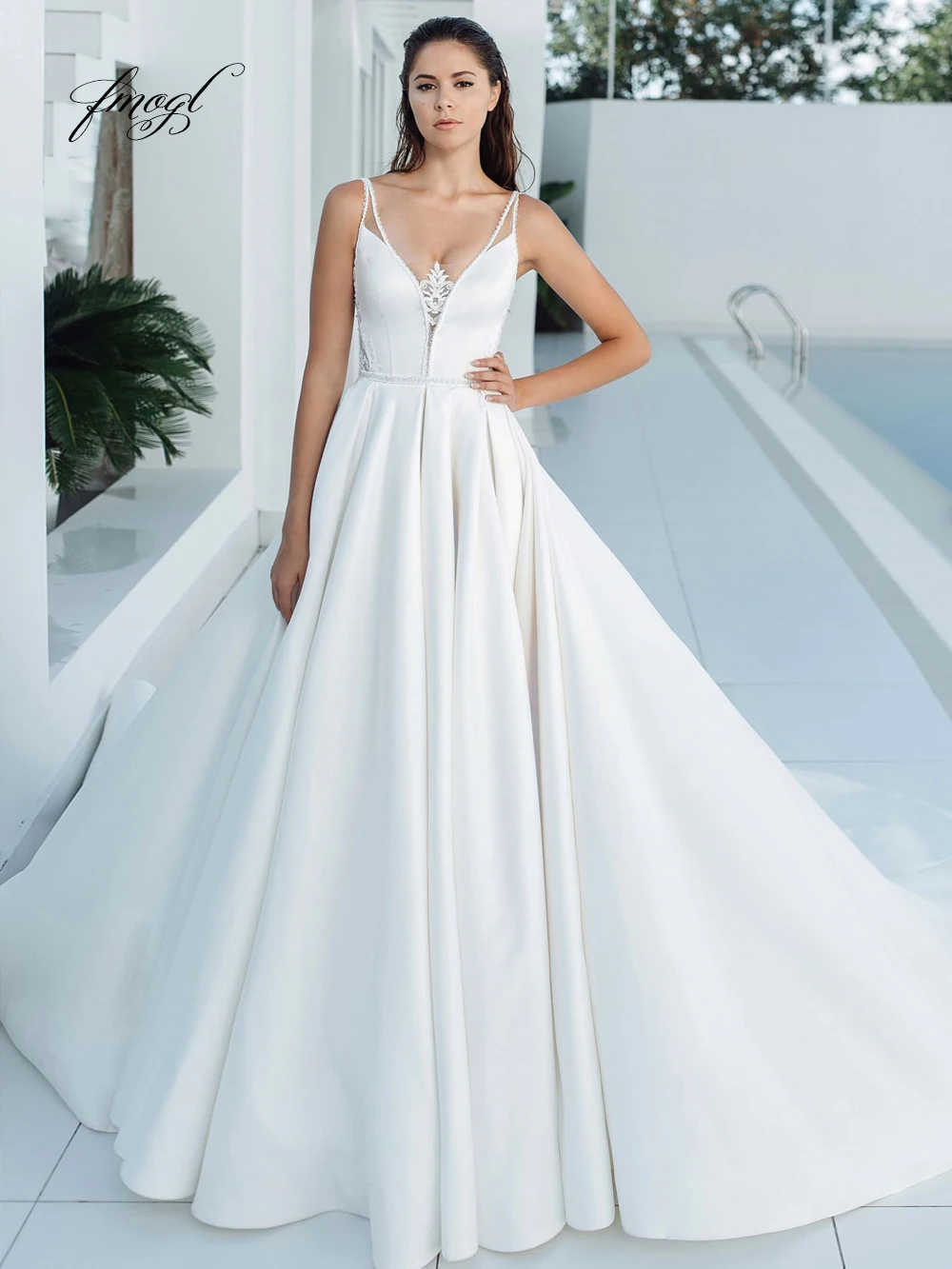 Fmogl Sexy Illusion V Neck A Line Wedding Dresses 2019 Luxury Appliques Beaded Spaghetti Straps Matte Satin Vintage Bridal Gowns
Fmogl Sexy Illusion V Neck A Line Wedding Dresses 2019 Luxury Appliques Beaded Spaghetti Straps Matte Satin Vintage Bridal Gowns