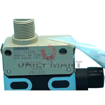 DHL/EMS 2 LOTS New OMRON Automation & Safety D4E-1A00N Limit Switch Panel Mount Roller Plunger