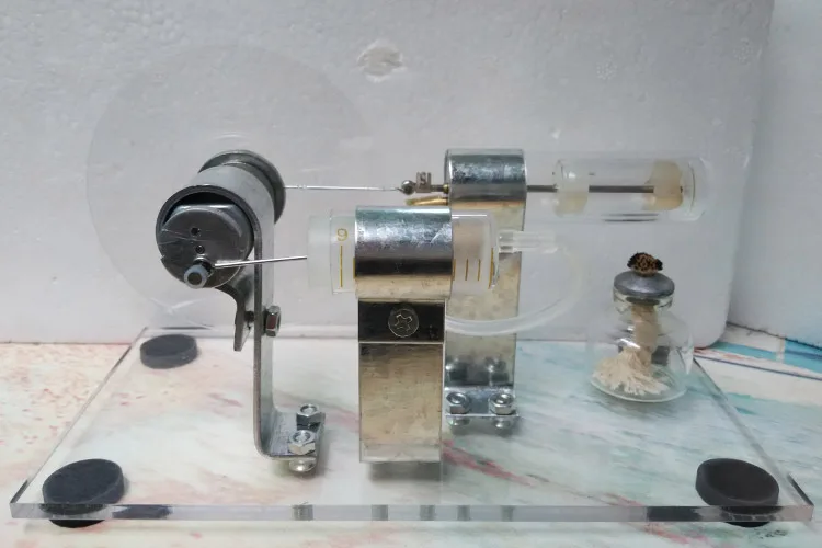 Stirling Engine Motor model micro-steam power engine model educational toy scientific experiment inventions Toys
Stirling Engine Motor model micro-steam power engine model educational toy scientific experiment inventions Toys