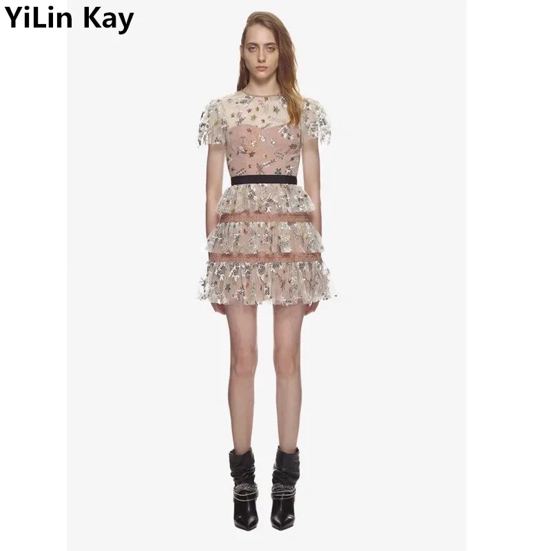 High-end custom self portrait Runway Designer Dress Women short sleeve cake see through party dress Gauze embroidered dress.
High-end custom self portrait Runway Designer Dress Women short sleeve cake see through party dress Gauze embroidered dress.