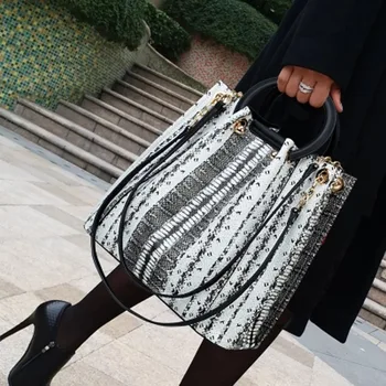Luxury Brand Classical Snake Pattern Ladies Tote Leather Fashion Women's Crossbody Bag Handbags Messenger Bags bolsa feminina
Luxury Brand Classical Snake Pattern Ladies Tote Leather Fashion Women's Crossbody Bag Handbags Messenger Bags bolsa feminina