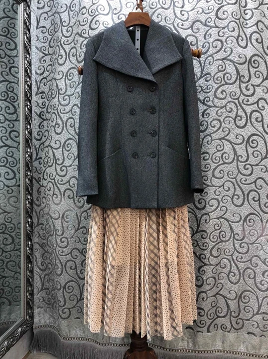 2019 Early Autumn New Woman's Big Turn-collar Double-row Button Long-sleeved Topcoat + Screen Half-skirt Suit 703
2019 Early Autumn New Woman's Big Turn-collar Double-row Button Long-sleeved Topcoat + Screen Half-skirt Suit 703