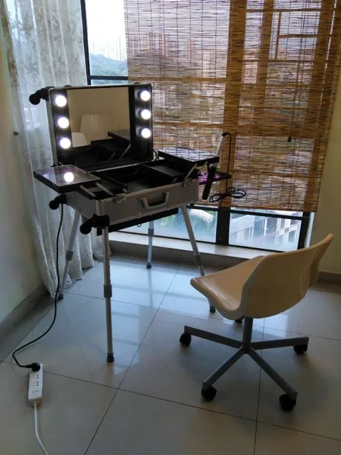 Professional Rolling Makeup Case BeautyTrain Case with Mirror and Lights Lighted Cosmetic Trolley Box Silver
Professional Rolling Makeup Case BeautyTrain Case with Mirror and Lights Lighted Cosmetic Trolley Box Silver