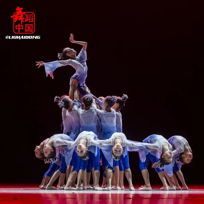 The new girl clothing eighth lotus style classical dance costumes dance performances of contemporary children Qinglian
The new girl clothing eighth lotus style classical dance costumes dance performances of contemporary children Qinglian