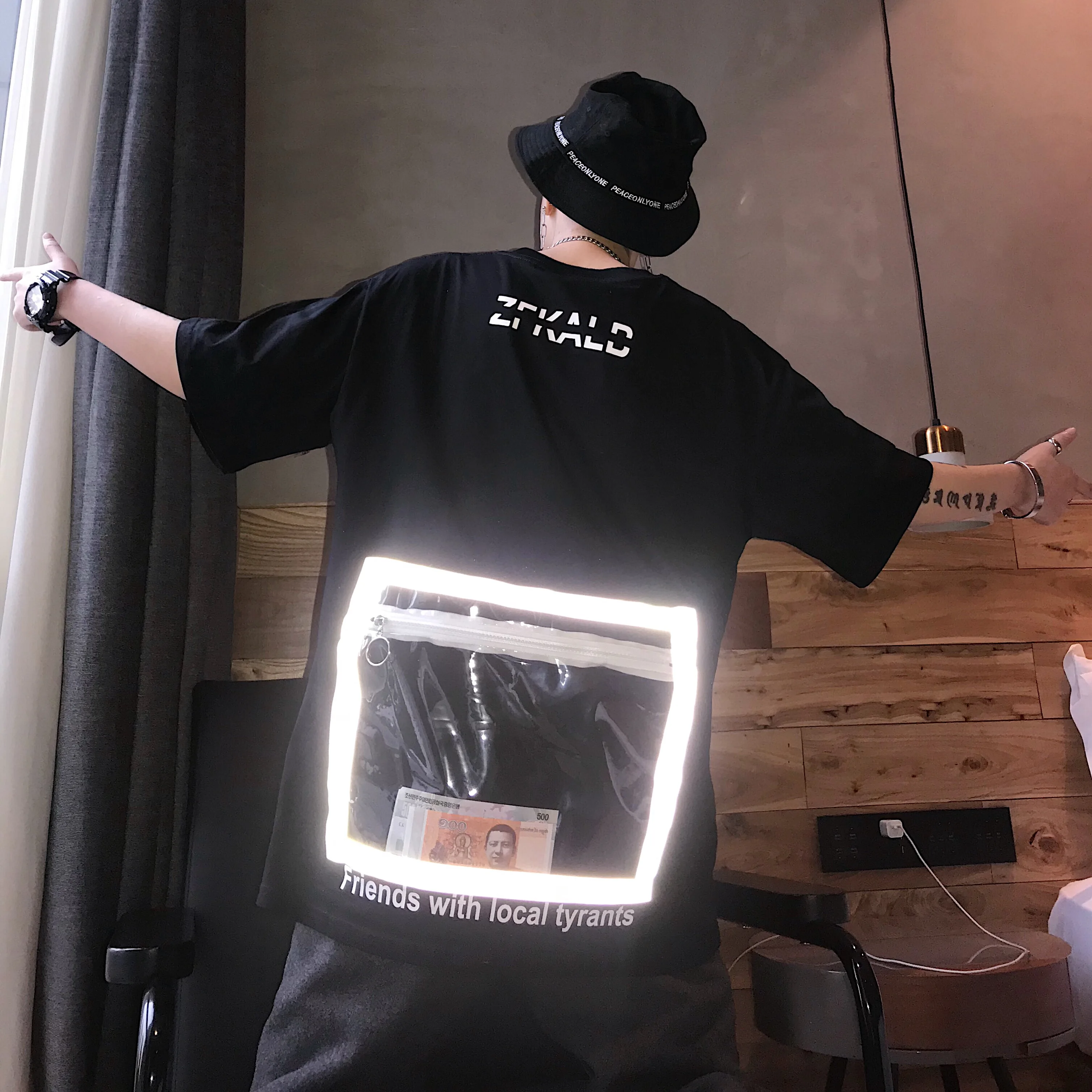 2019 Men fashion reflective zipper pocket patchwork funny t shirts women harajuku hip hop punk rock tee shirts streetwear
2019 Men fashion reflective zipper pocket patchwork funny t shirts women harajuku hip hop punk rock tee shirts streetwear