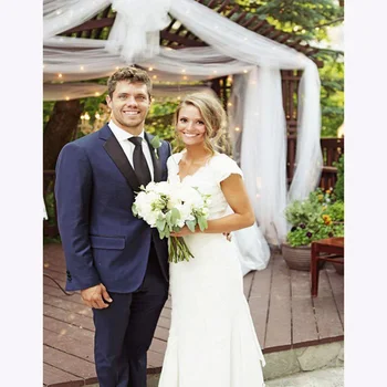 2018 Blue Wedding Groom Tuxedos Suits For Men satin Peaked Lapel slim 2 pieces jackets mens terno masculino Suit (jacket+pants)
2018 Blue Wedding Groom Tuxedos Suits For Men satin Peaked Lapel slim 2 pieces jackets mens terno masculino Suit (jacket+pants)