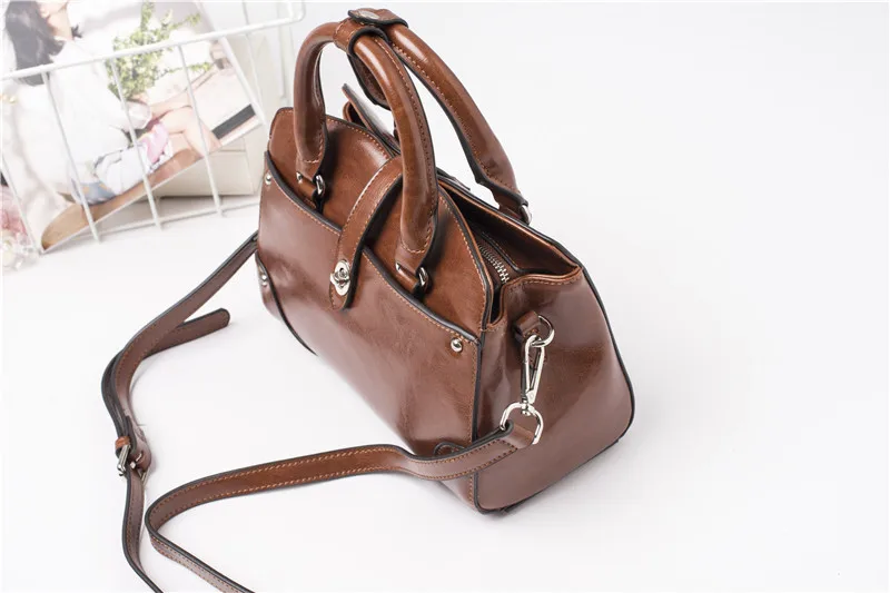 2727 new take out with the new lady bag2019 leather wax fashion 100 hand b/l shoulder cross body bag
2727 new take out with the new lady bag2019 leather wax fashion 100 hand b/l shoulder cross body bag