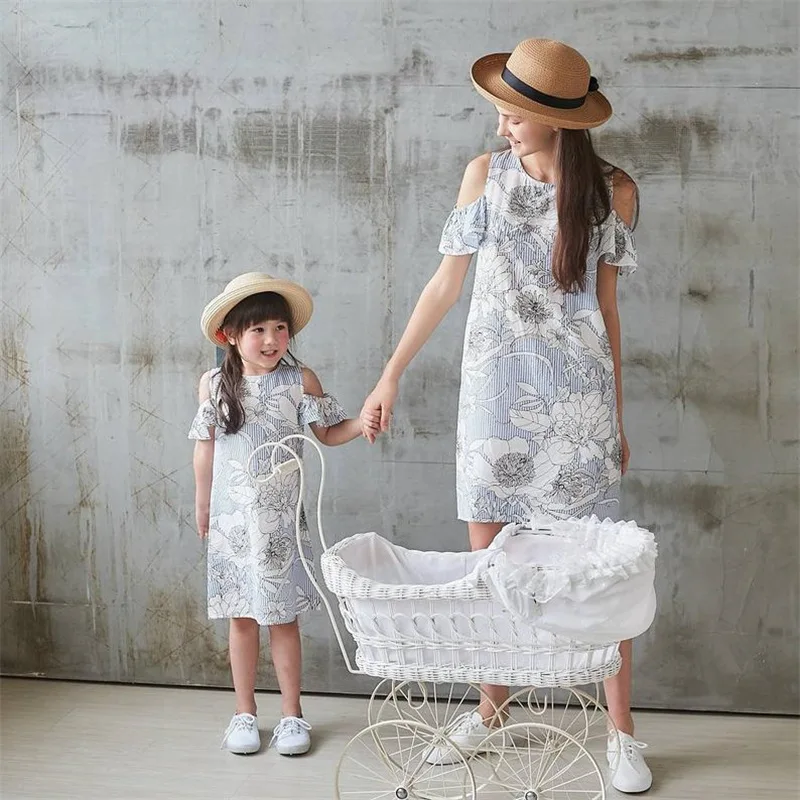 Mother Daughter Dresses 2019 Summer Simple Flower Off Shoulder Mini Dress Family Matching Clothes Mommy and Me Clothes H0884
Mother Daughter Dresses 2019 Summer Simple Flower Off Shoulder Mini Dress Family Matching Clothes Mommy and Me Clothes H0884
