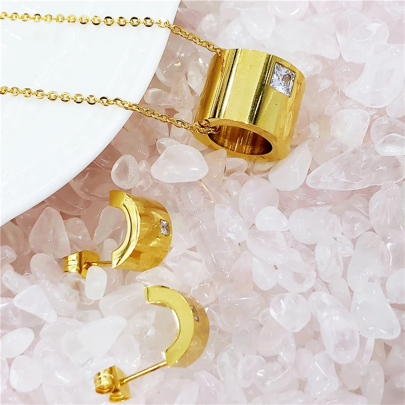 Fashion Silver Gold Color Luxury Qualities Zircon Cylinder Pendant Necklace EaringsTitanium Steel Jewelry Woman Gift No Fade
Fashion Silver Gold Color Luxury Qualities Zircon Cylinder Pendant Necklace EaringsTitanium Steel Jewelry Woman Gift No Fade