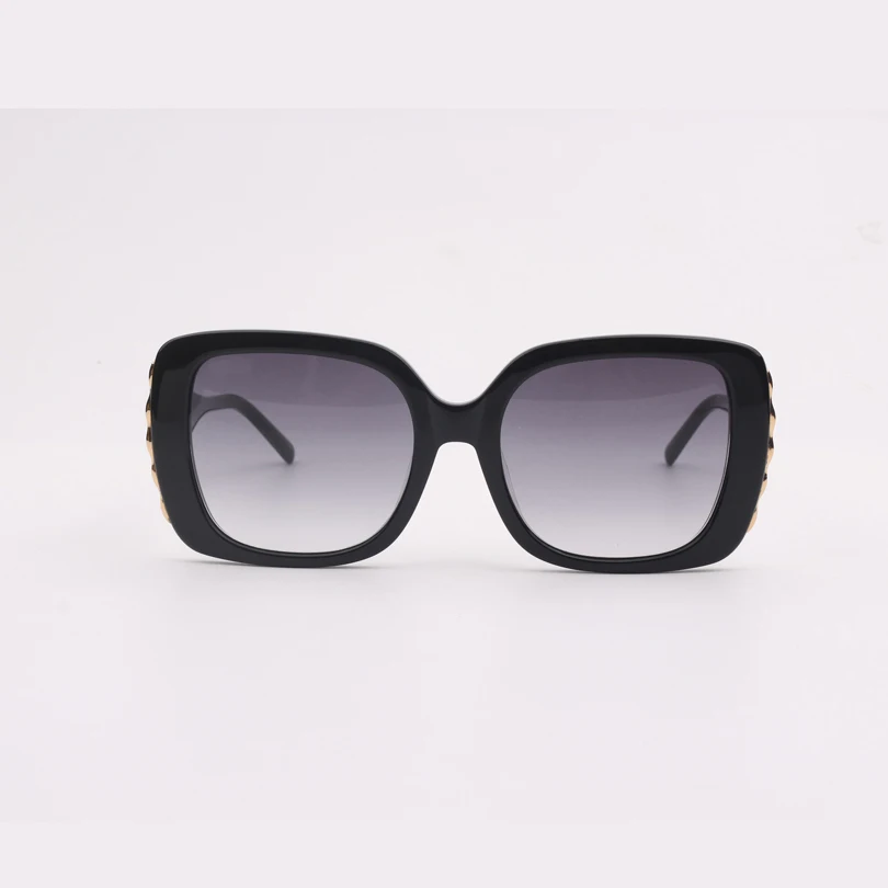 2018 NEW high quality black square frame women and men sunglasses with grey gradient lens.
2018 NEW high quality black square frame women and men sunglasses with grey gradient lens.