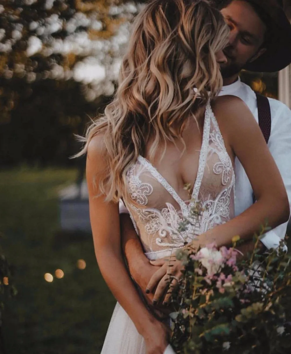 DZW515 Vestido de Noiva 2019 Sexy Lace V neck Backless Beach Wedding Dress Beading Spaghetti Straps Tulle Boho Wedding Dresses
DZW515 Vestido de Noiva 2019 Sexy Lace V neck Backless Beach Wedding Dress Beading Spaghetti Straps Tulle Boho Wedding Dresses