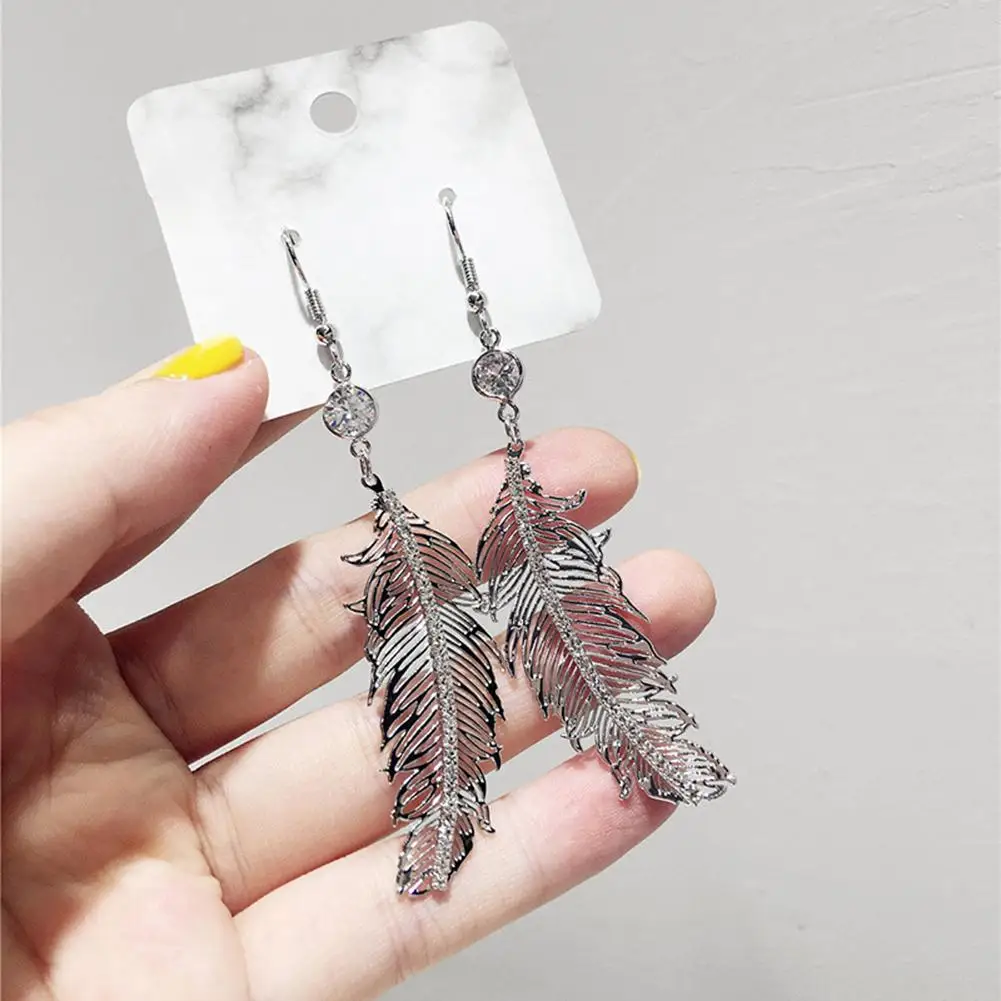 Hollow Long Feather Drop Rhinestone Metal-encrusted Hook Earrings Women Jewelry fashion
Hollow Long Feather Drop Rhinestone Metal-encrusted Hook Earrings Women Jewelry fashion