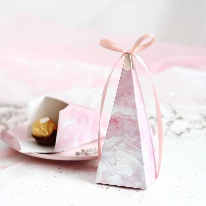 Hot sale new Pink pyramid candy box The wedding guests souvenir gift box Paper boxes are decorated with bows and ribbons
Hot sale new Pink pyramid candy box The wedding guests souvenir gift box Paper boxes are decorated with bows and ribbons