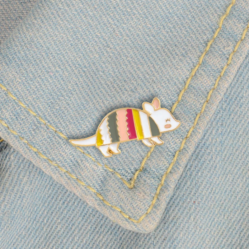 Smiling little mouse draped in colorful striped quilt cute brooch is suitable as a gift to a good friend as a clothing accessory
Smiling little mouse draped in colorful striped quilt cute brooch is suitable as a gift to a good friend as a clothing accessory
