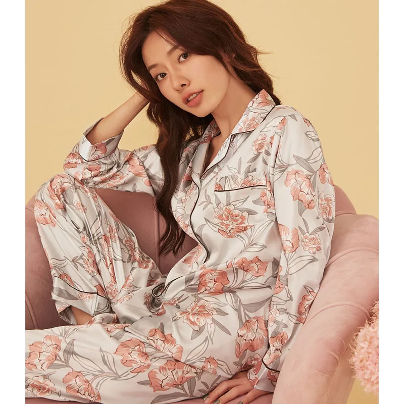 Summer new pajamas women's two-piece ice silk printing long-sleeved trousers ladies large size loose home service pajamas set
Summer new pajamas women's two-piece ice silk printing long-sleeved trousers ladies large size loose home service pajamas set