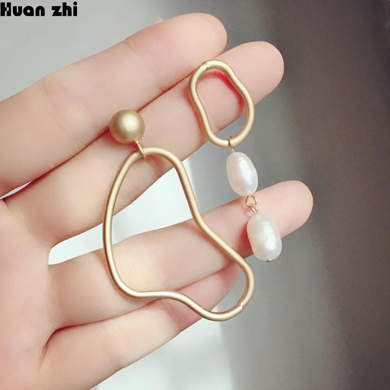HUANZHI Gold Matte Metal Geometric Irregular Openwork Map Natural Freshwater Pearl Asymmetry Long Drop Earrings for Women
HUANZHI Gold Matte Metal Geometric Irregular Openwork Map Natural Freshwater Pearl Asymmetry Long Drop Earrings for Women