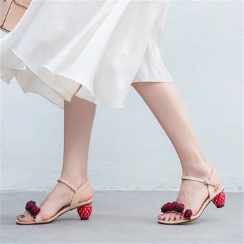 summer new women's sandals leather fabrics beautiful strawberry decoration fashion strawberry type heel sandals women shoes
summer new women's sandals leather fabrics beautiful strawberry decoration fashion strawberry type heel sandals women shoes