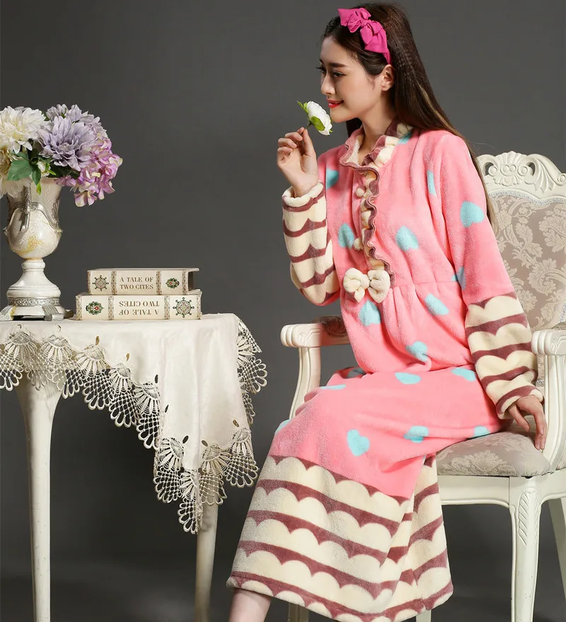 Autumn and winter ladies long Nightgowns Warm and luxurious flannel princess long sleeve sleepwear nightdress home clothes.
Autumn and winter ladies long Nightgowns Warm and luxurious flannel princess long sleeve sleepwear nightdress home clothes.