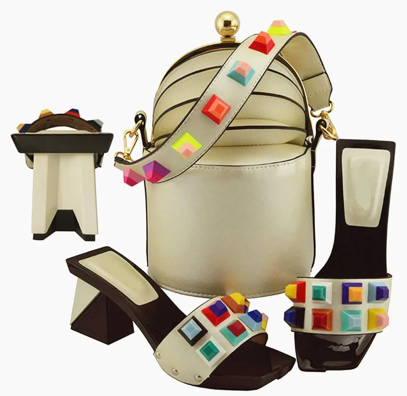 Hot sale beige women pumps and bag set with big crystal decoration african shoes match handbag for dress MD011
Hot sale beige women pumps and bag set with big crystal decoration african shoes match handbag for dress MD011