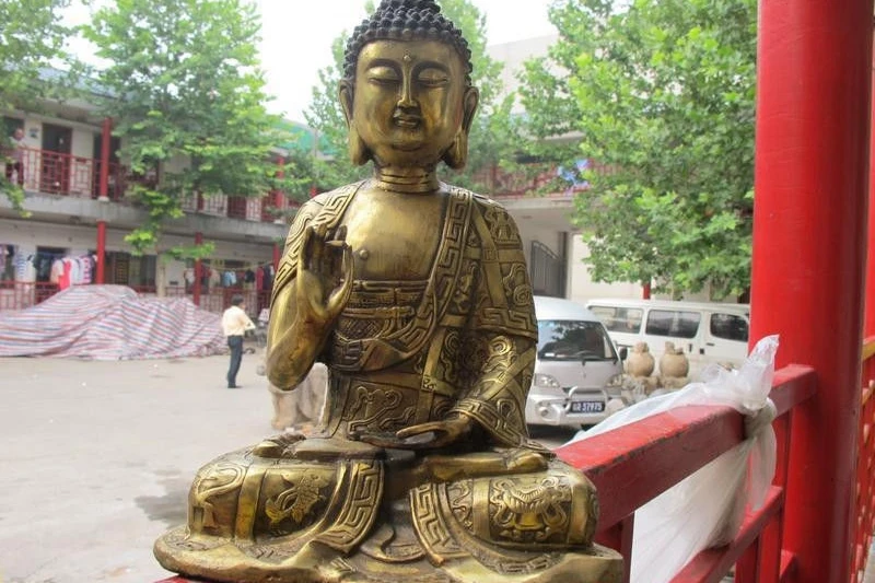 Tibet Buddhism Temple Copper Bronze Gild Eight treasures Sakyamuni Buddha statue
Tibet Buddhism Temple Copper Bronze Gild Eight treasures Sakyamuni Buddha statue